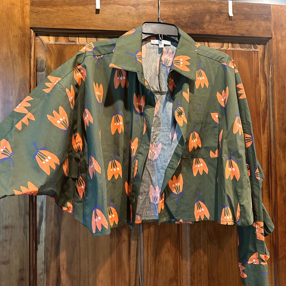 Karlie Floral Green Button Up Shirt with back ruffle. Size Medium. Worn once.